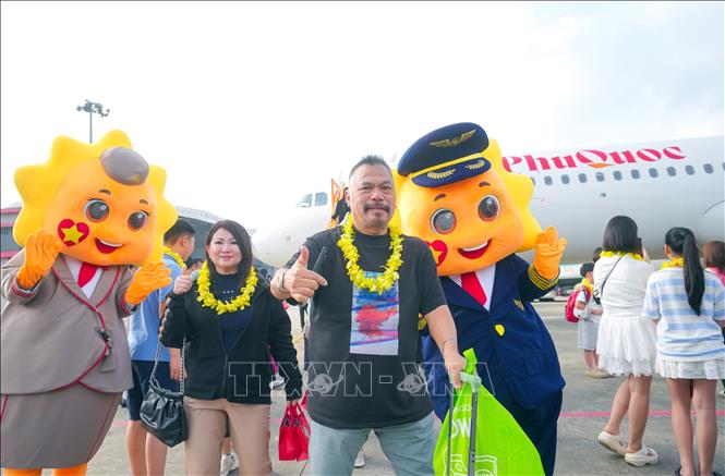 Hành khách hào hứng khi đến Đà Nẵng trên đường bay mới bằng tàu bay Sun PhuQuoc Airways. Ảnh: TTXVN phát