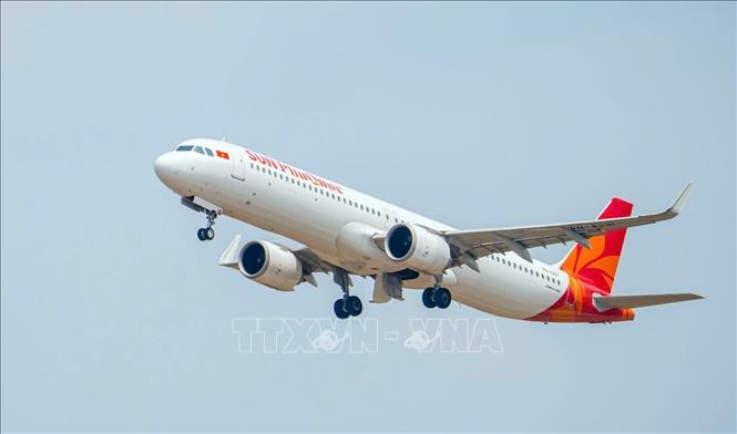 Tàu bay Sun PhuQuoc Airways đưa hành khách đến thành phố Đà Nẵng. Ảnh: TTXVN phát
