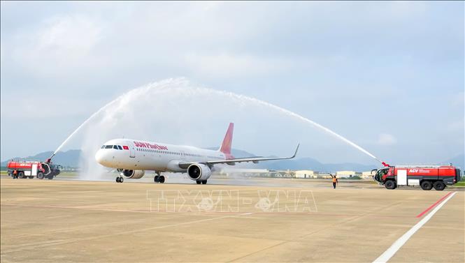 Nghi thức đón Tàu bay Sun PhuQuoc Airways đưa hành khách đến thành phố Đà Nẵng trên đường bay mới. Ảnh: TTXVN phát