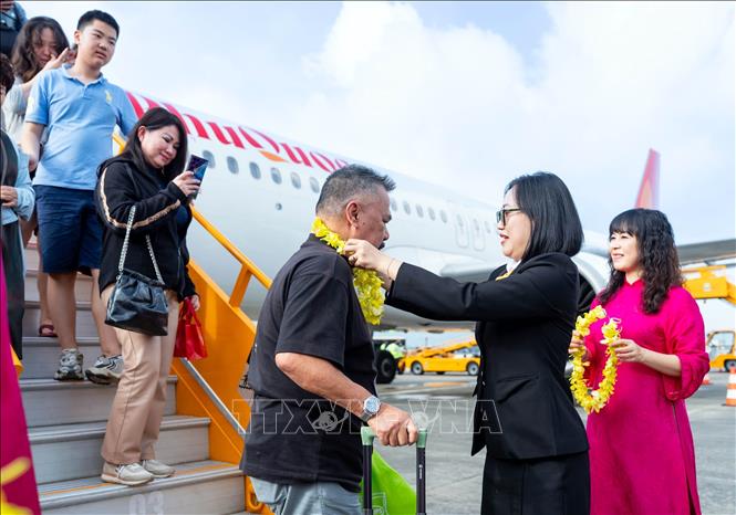 Đại diện Sun PhuQuoc Airways tặng hoa cho các hành khách vừa đến thành phố Đà Nẵng. Ảnh: TTXVN phát