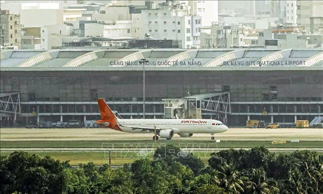Tàu bay Sun PhuQuoc Airways đưa hành khách đến thành phố Đà Nẵng. Ảnh: TTXVN phát