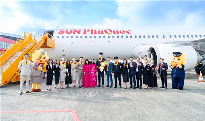 Tổ bay Sun PhuQuoc Airways và các đại biểu lãnh đạo thành phố Đà Nẵng tại Sân bay Đà Nẵng. Ảnh: TTXVN phát
