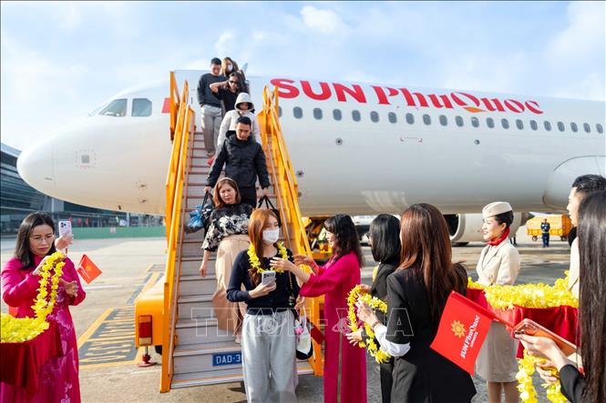 Tàu bay Sun PhuQuoc Airways đưa hành khách đến thành phố Đà Nẵng. Ảnh: TTXVN phát