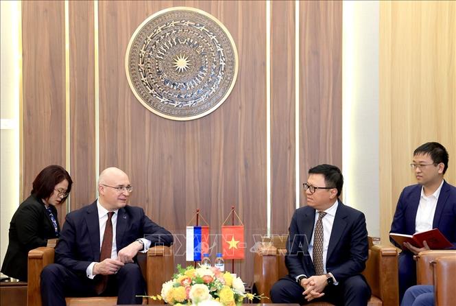 Đồng chí Lê Quốc Minh, Tổng Biên tập Báo Nhân dân tiếp Tổng Giám đốc Hãng thông tấn TASS (Liên bang Nga) Andrey Kondrashov. Ảnh: Tuấn Anh - TTXVN