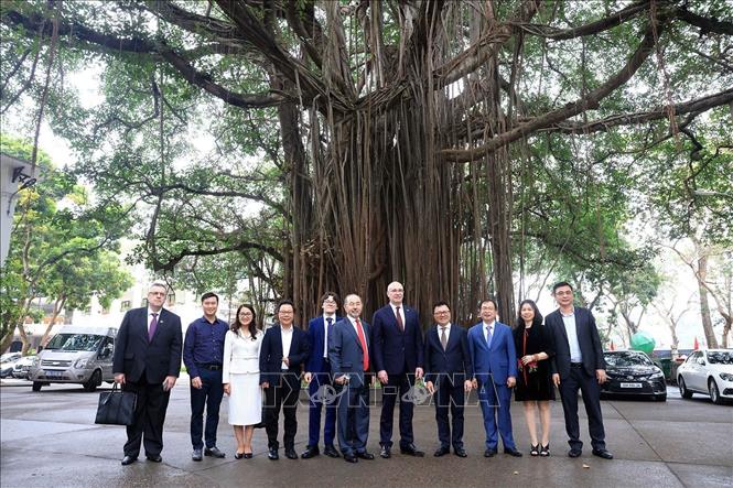 Các đại biểu chụp ảnh chung tại trụ sở Báo Nhân dân. Ảnh: Tuấn Anh - TTXVN