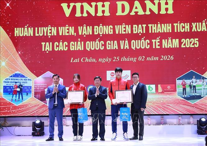 Giám đốc Sở Văn hóa, Thể thao và Du lịch tỉnh Lai Châu Trần Mạnh Hùng tặng Bằng khen của Bộ VH, TT&DL cho các vận động viên xuất sắc. Ảnh: Quý Trung – TTXVN