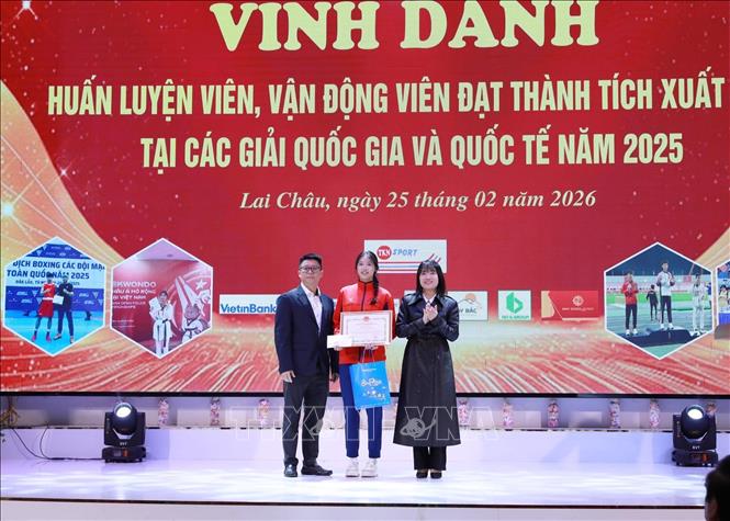 Tặng Bằng khen của Trung ương Đoàn cho vận động viên xuất sắc. Ảnh: Quý Trung – TTXVN