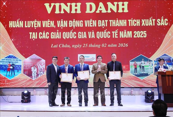 Tặng Bằng khen của Chủ tịch UNBND tỉnh Lai Châu cho các Huấn luyện viên xuất sắc. Ảnh: Quý Trung – TTXVN