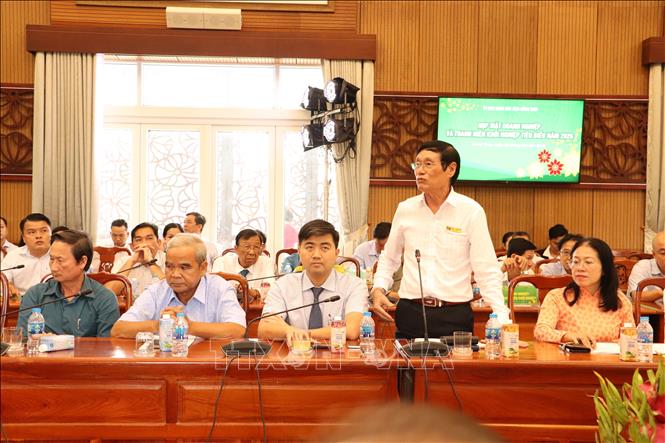 Ông Trần Đỗ Liêm - Chủ tịch HĐQT Hợp tác xã Rạch Gầm kiến nghị mở rộng Quốc lộ 30. Ảnh: Hồng Nhung - TTXVN