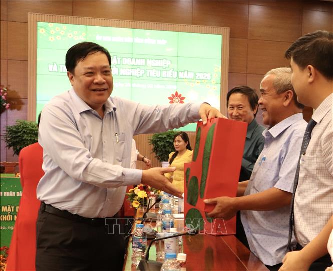 Ông Phạm Thành Ngại, Chủ tịch UBND tỉnh Đồng Tháp tặng quà tri ân sự đóng góp của các doanh nghiệp vào sự phát triển tỉnh Đồng Tháp. Ảnh: Hồng Nhung - TTXVN