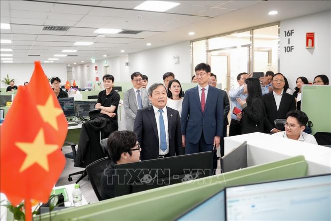 Chủ tịch UBND thành phố Hà Nội Vũ Đại Thắng trao đổi với kỹ sư trẻ tại Trung tâm R&D Samsung Việt Nam, Khu đô thị Tây Hồ Tây. Ảnh: Trung Nguyên - TTXVN