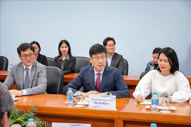 Tổng Giám đốc Samsung Việt Nam Na Ki Hong báo cáo với đoàn công tác tại Trung tâm R&D Samsung Việt Nam, phường Xuân Đỉnh, Hà Nội. Ảnh: Trung Nguyên - TTXVN