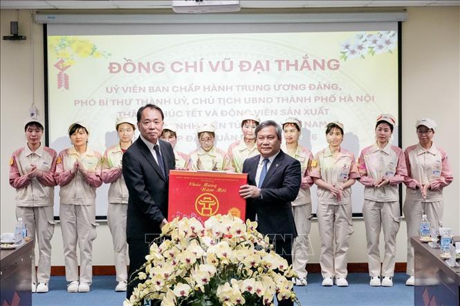 Chủ tịch UBND thành phố Hà Nội Vũ Đại Thắng chúc Tết, động viên người lao động tại Công ty TNHH Điện tử Meiko Việt Nam. Ảnh: Trung Nguyên - TTXVN