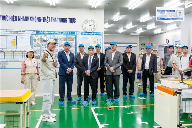 Chủ tịch UBND thành phố Hà Nội Vũ Đại Thắng thăm, chúc Tết, động viên Công ty TNHH Điện tử Meiko Việt Nam (Khu công nghiệp Thạch Thất - Quốc Oai, xã Tây Phương). Ảnh: Trung Nguyên - TTXVN