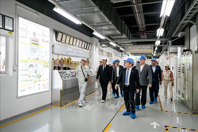 Chủ tịch UBND thành phố Hà Nội Vũ Đại Thắng thăm, chúc Tết, động viên Công ty TNHH Điện tử Meiko Việt Nam (Khu công nghiệp Thạch Thất - Quốc Oai, xã Tây Phương). Ảnh: Trung Nguyên - TTXVN