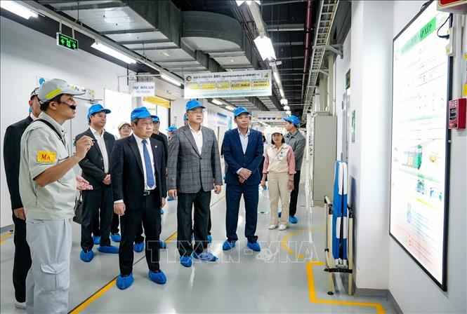 Chủ tịch UBND thành phố Hà Nội Vũ Đại Thắng và Đoàn công tác thăm, động viên sản xuất tại Công ty TNHH Điện tử Meiko Việt Nam, Khu công nghiệp Thạch Thất - Quốc Oai (xã Tây Phương, Hà Nội). Ảnh: Trung Nguyên - TTXVN