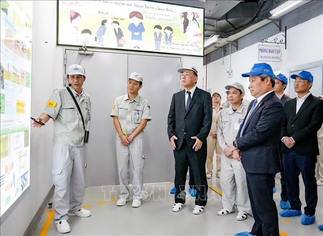 Chủ tịch UBND thành phố Hà Nội Vũ Đại Thắng và Đoàn công tác thăm, động viên sản xuất tại Công ty TNHH Điện tử Meiko Việt Nam, Khu công nghiệp Thạch Thất - Quốc Oai (xã Tây Phương, Hà Nội). Ảnh: Trung Nguyên - TTXVN