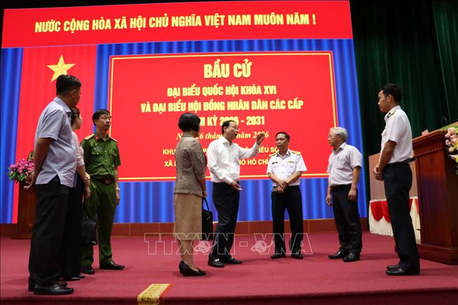 Kiểm tra công tác chuẩn bị bầu cử sớm tại khu vực bỏ phiếu số 3 (tại Vùng 2 Hải quân, xã Long Sơn). Ảnh: Đoàn Mạnh Dương-TTXVN