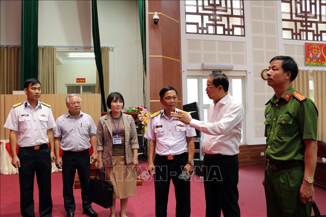 Đồng chí Nguyễn Văn Thọ, Phó Chủ tịch Thường trực HĐND, Phó Chủ tịch Thường trực Ủy ban bầu cử Tp. Hồ Chí Minh kiểm tra công tác chuẩn bị bầu cử sớm tại khu vực bỏ phiếu số 3 (tại Vùng 2 Hải quân, xã Long Sơn). Ảnh: Đoàn Mạnh Dương-TTXVN