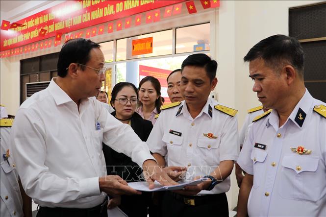 Kiểm tra công tác chuẩn bị bầu cử tại Hải đoàn 129 Hải quân. Ảnh: Đoàn Mạnh Dương-TTXVN