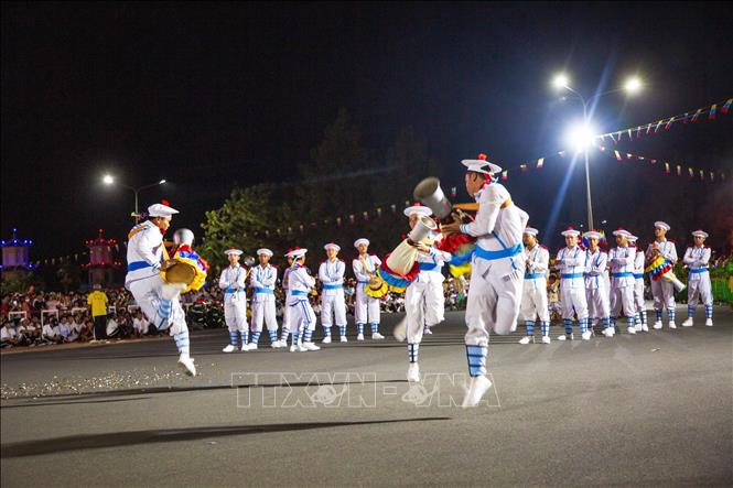 Điệu múa trống Chhay-dăm – Di sản văn hóa phi vật thể quốc gia, mang đến sắc màu văn hóa độc đáo trong các hoạt động lễ hội đầu năm tại Tây Ninh. Ảnh: Giang Phương – TTXVN