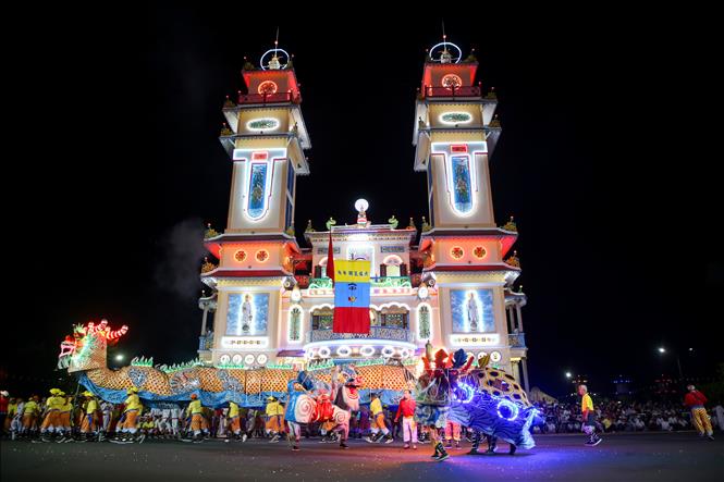 Múa Tứ Linh (Rồng nhang, Ngọc Kỳ Lân, Quy, Phụng) trở thành nét văn hóa – tín ngưỡng độc đáo, thu hút đông đảo du khách trong Đại lễ vía Đức Chí Tôn. Ảnh: Giang Phương – TTXVN