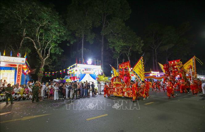 Các màn biểu diễn Lân – Sư – Rồng diễn ra xuyên suốt tháng Giêng âm lịch, góp phần tạo không khí vui tươi, sôi động phục vụ người dân và du khách. Ảnh: Giang Phương – TTXVN