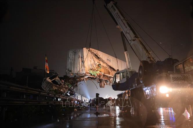 Vụ tai nạn khiên xe ô tô bị hư hỏng nặng. Ảnh: Phạm Tuấn Anh - TTXVN