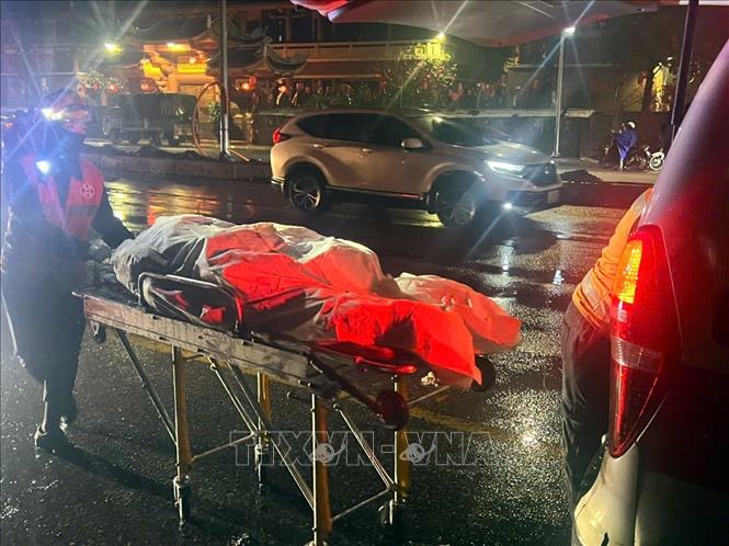 Nạn nhân được lên xe cứu thương tại hiện trường. Ảnh: Phạm Kiên - TTXVN