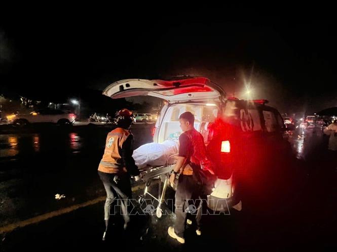 Nạn nhân được lên xe cứu thương tại hiện trường. Ảnh: Phạm Kiên - TTXVN