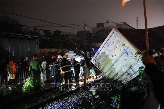 Lực lượng chức năng có mặt tại hiện trường vụ tai nạn. Ảnh: Phạm Tuấn Anh - TTXVN