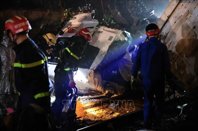 Hiện trường xử lý tại hiện trường vụ tai nạn. Ảnh: Phạm Tuấn Anh - TTXVN