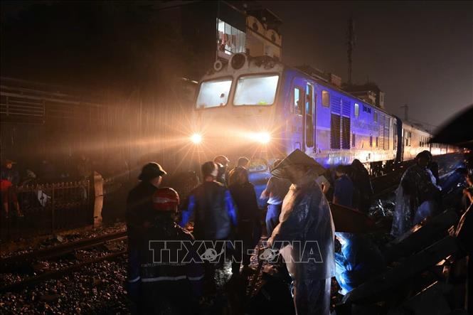 Sau khi hoàn thành việc xử lý hiện trường, đoàn tàu lại tiếp tục hành trình. Ảnh: Phạm Tuấn Anh - TTXVN