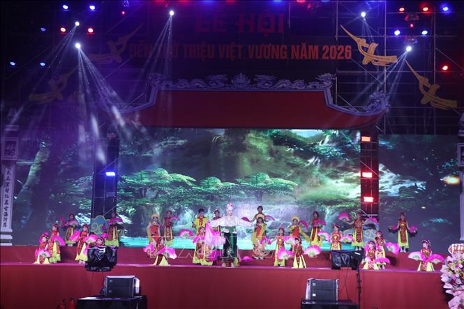 Chương trình văn nghệ tại Lễ hội Đền thờ Triệu Việt Vương. Ảnh: Đinh Văn Nhiều-TTXVN