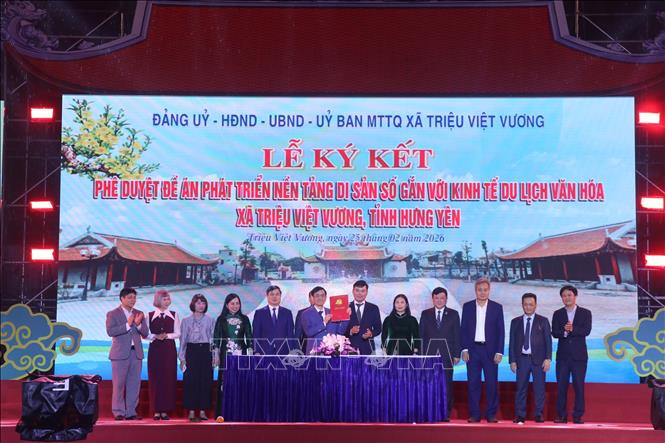 Ký kết phê duyệt đề án phát triển nền tảng di sản số gắn với kinh tế du lịch văn hóa xã Triệu Việt Vương giai đoạn 2026 - 2028. Ảnh: Đinh Văn Nhiều-TTXVN
