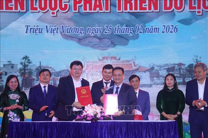 Ký kết hợp tác chiến lược phát triển du lịch văn hóa giữa xã Triệu Việt Vương và các trường Đại học. Ảnh: Đinh Văn Nhiều-TTXVN