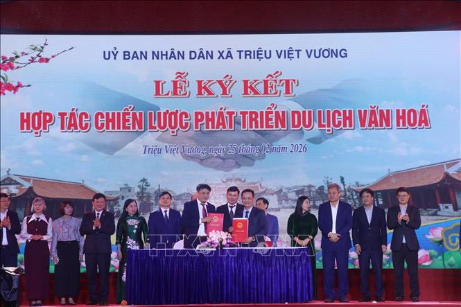 Ký kết hợp tác chiến lược phát triển du lịch văn hóa giữa xã Triệu Việt Vương và các trường Đại học. Ảnh: Đinh Văn Nhiều-TTXVN