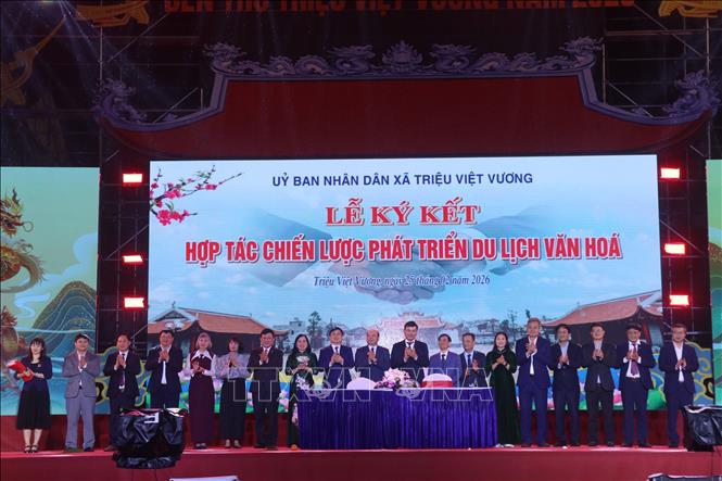 Ký kết hợp tác chiến lược phát triển du lịch văn hóa giữa xã Triệu Việt Vương và các trường Đại học. Ảnh: Đinh Văn Nhiều-TTXVN