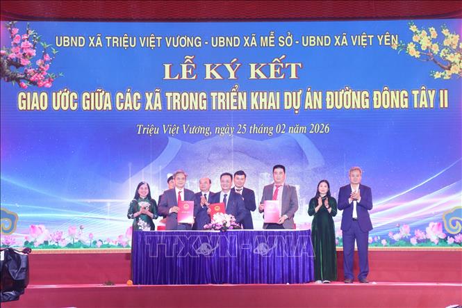 Ký kết giao ước giữa các xã Triệu Việt Vương, Mễ Sở, Việt Yên trong triển khai dự án đường Đông Tây II. Ảnh: Đinh Văn Nhiều-TTXVN