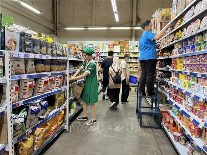 Các mặt hàng thiết yếu trong tháng Ramadan được các doanh nghiệp bán bẻ chuẩn bị từ sớm. Ảnh: Đỗ Quyên – PV TTXVN tại Indonesia