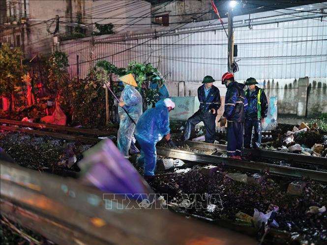 Công nhân đường sắt có mặt kịp thời, tiến hành sửa chữa lại vị trí đường ray bị hư hỏng sau vụ va chạm. Ảnh: Trung Nguyên - TTXVN.