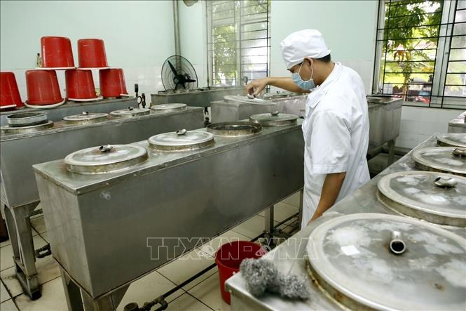 Bệnh viện Y học cổ truyền Bình Định đầu tư hệ thống sắc chiết thuốc đông y hiện đại phục vụ khám chữa bệnh. Ảnh: Dương Ngọc - TTXVN