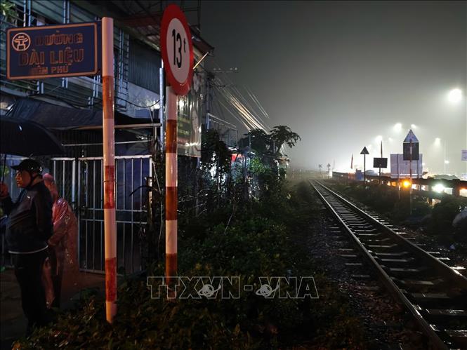 Các phương tiện đi lại an toàn, tàu hỏa được tiếp tục hành trình ngay trong tối 25/2. Ảnh: Trung Nguyên - TTXVN