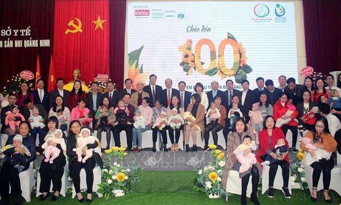 Sự ra đời của trẻ bằng phương pháp thụ tinh trong ống nghiệm tại Việt Nam từ năm 1998 đến nay đã mở ra cơ hội mới cho hàng nghìn gia đình hiếm muộn, là một trong những thành tựu xuất sắc của nền y học Việt Nam. Trong ảnh: Ngày 17/12/2018, Bệnh viện Sản Nhi tỉnh Quảng Ninh tổ chức Lễ chào đón 100 em bé đầu tiên ra đời bằng thụ tinh ống nghiệm tại bệnh viện. Ảnh: Văn Đức - TTXVN