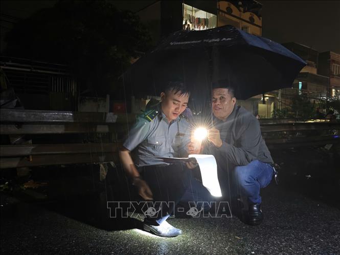 Lực lượng chức năng tiếp tục khắc phục hậu quả vụ tai nạn. Ảnh: Trung Nguyên - TTXVN