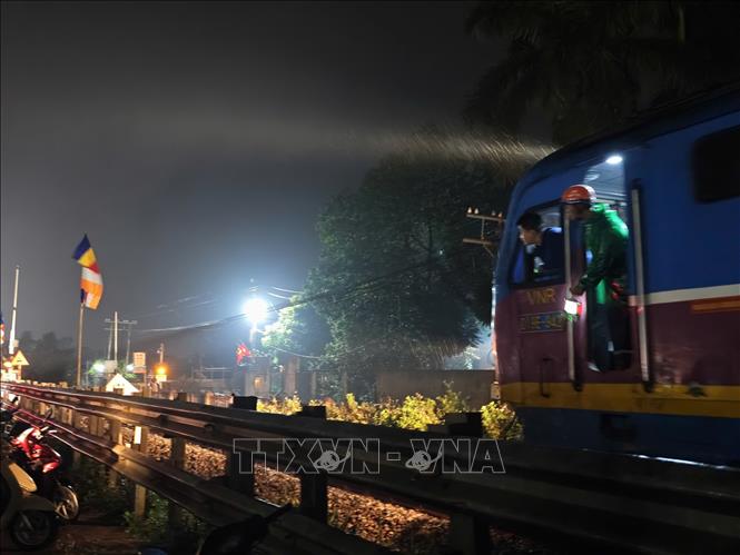 Các phương tiện đi lại an toàn, tàu hỏa tiếp tục hành trình ngay trong tối 25/2. Ảnh: Trung Nguyên - TTXVN.