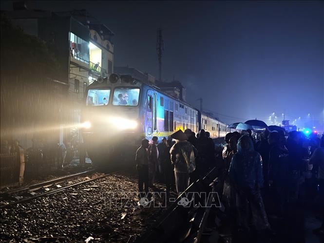 Các phương tiện đi lại an toàn, tàu hỏa tiếp tục hành trình ngay trong tối 25/2. Ảnh: Trung Nguyên - TTXVN.