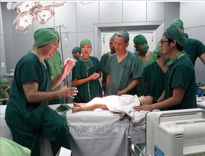 Các bác sĩ thuộc tổ chức MESCH (Australia) chuyển giao kỹ thuật phẫu thuật bệnh nhi bị dị tật đường tiết niệu cho các bác sĩ Bệnh viện đa khoa tỉnh Ninh Thuận. Ảnh: Nguyễn Thành - TTXVN