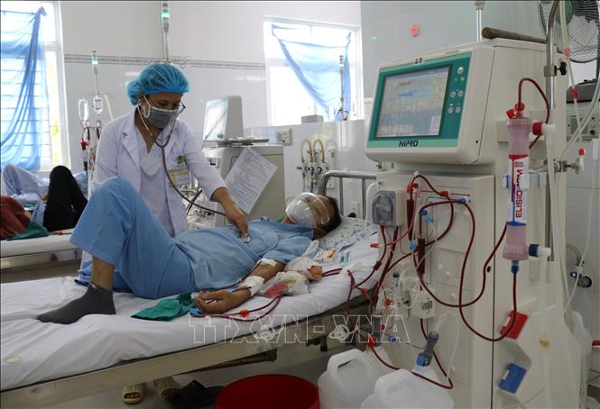 Bác sĩ thăm khám sức khỏe bệnh nhân chạy thận nhân tạo tại Khoa nội thận tiết niệu, Bệnh viện đa khoa tỉnh Ninh Thuận. Ảnh: Nguyễn Thành - TTXVN