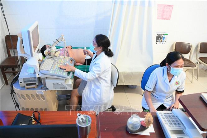 Sau gần 30 năm, Trung tâm Y tế huyện biên giới Tân Hưng, tình Long An hiện có đội ngũ bác sĩ chuyên khoa cơ bản được đào tạo chính quy. Ảnh: Đức Hạnh - TTXVN